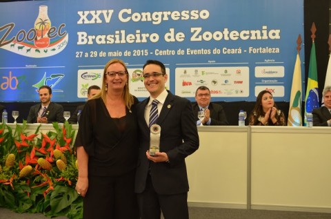 Henrique Tavares recebe o prêmio de Zootecnista do Ano no Zootec