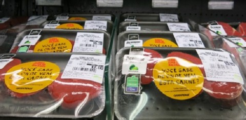 Campanha do Greenpeace alerta para origem de carnes vendidas em supermercados
