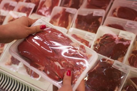 Frigoríficos vendiam carne vencida e frango com papelão, diz PF